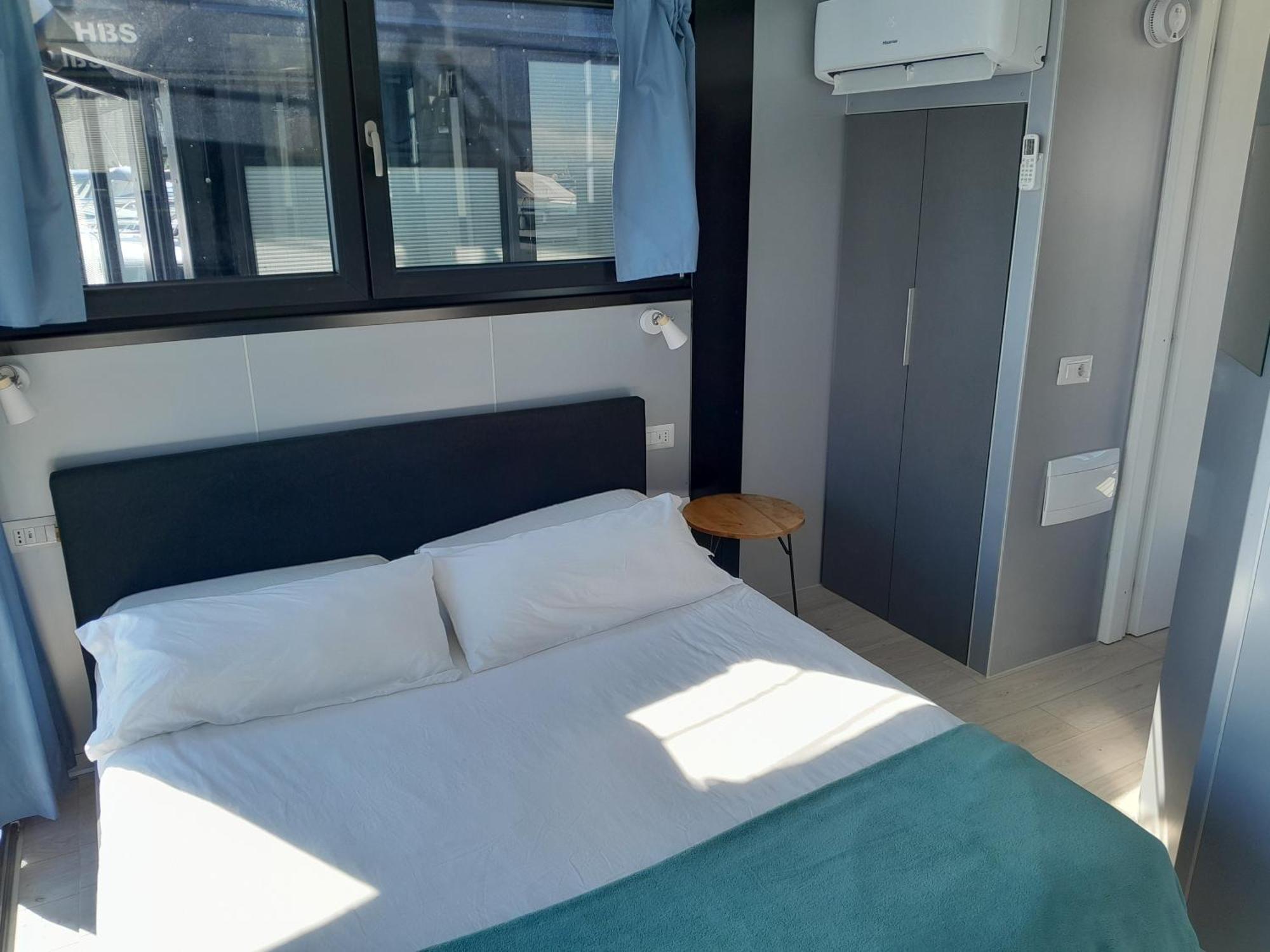 Floating Experience Black Pearl, Lago Maggiore Dormelletto Bagian luar foto