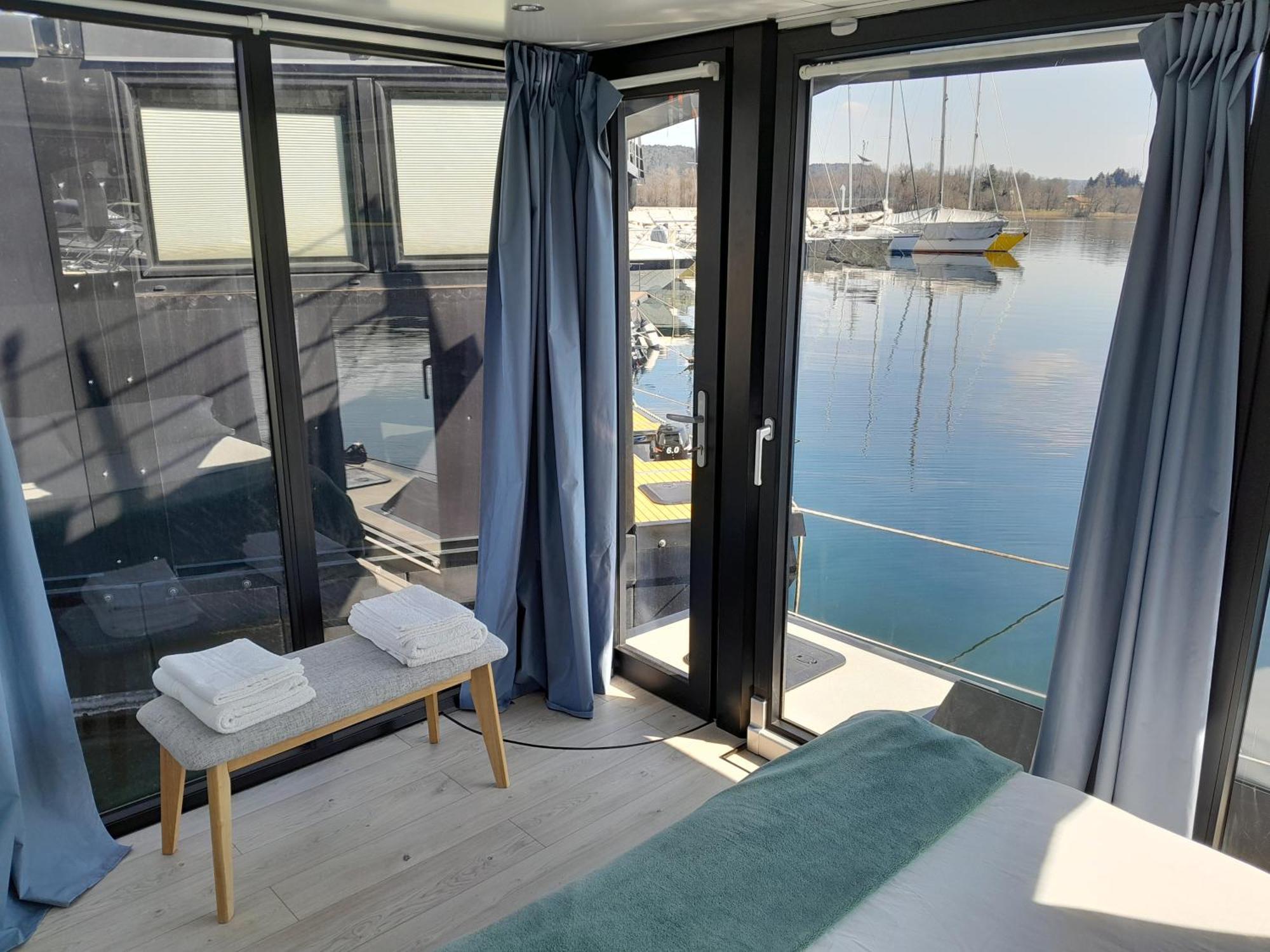 Floating Experience Black Pearl, Lago Maggiore Dormelletto Bagian luar foto