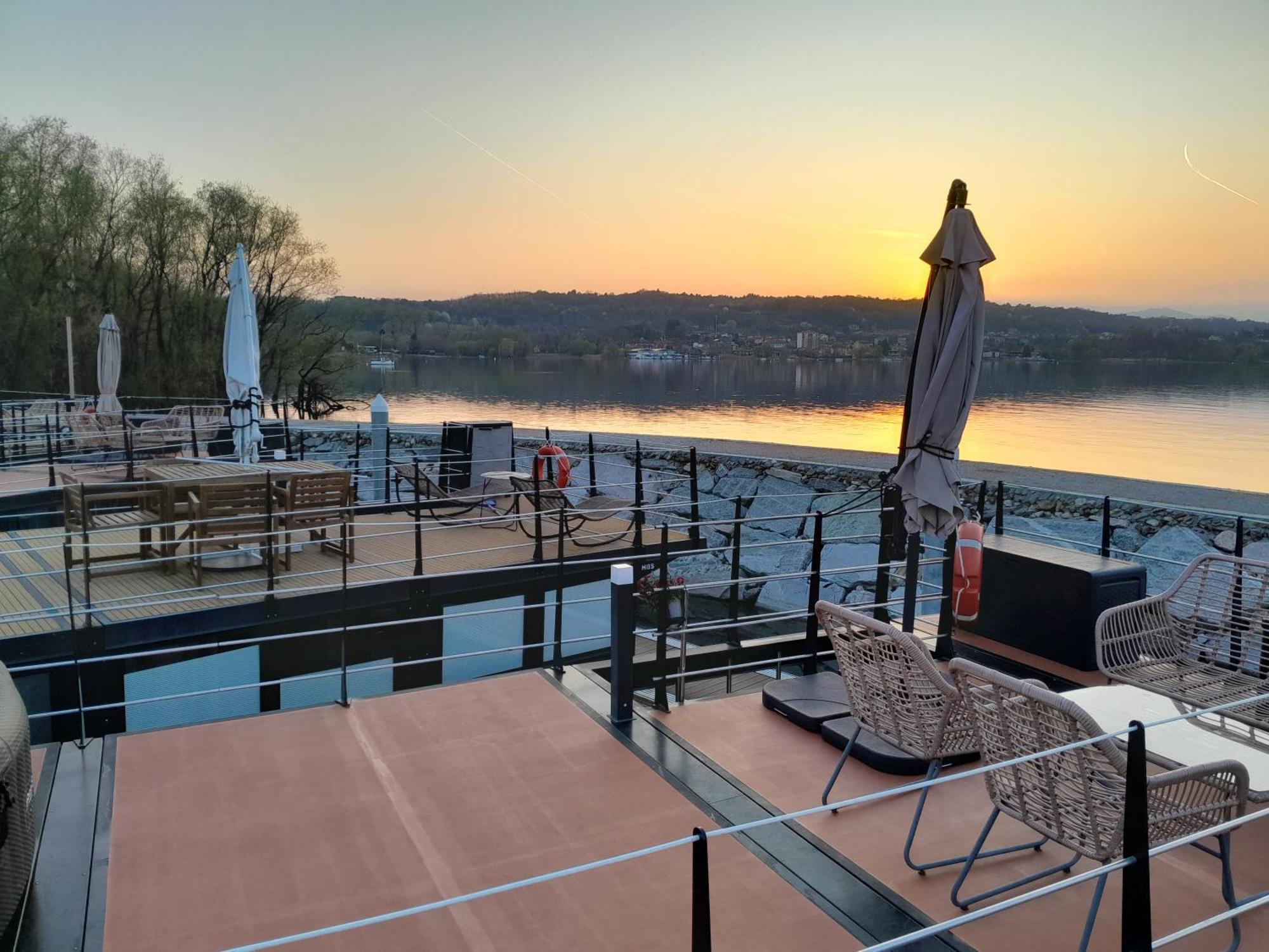 Floating Experience Black Pearl, Lago Maggiore Dormelletto Bagian luar foto
