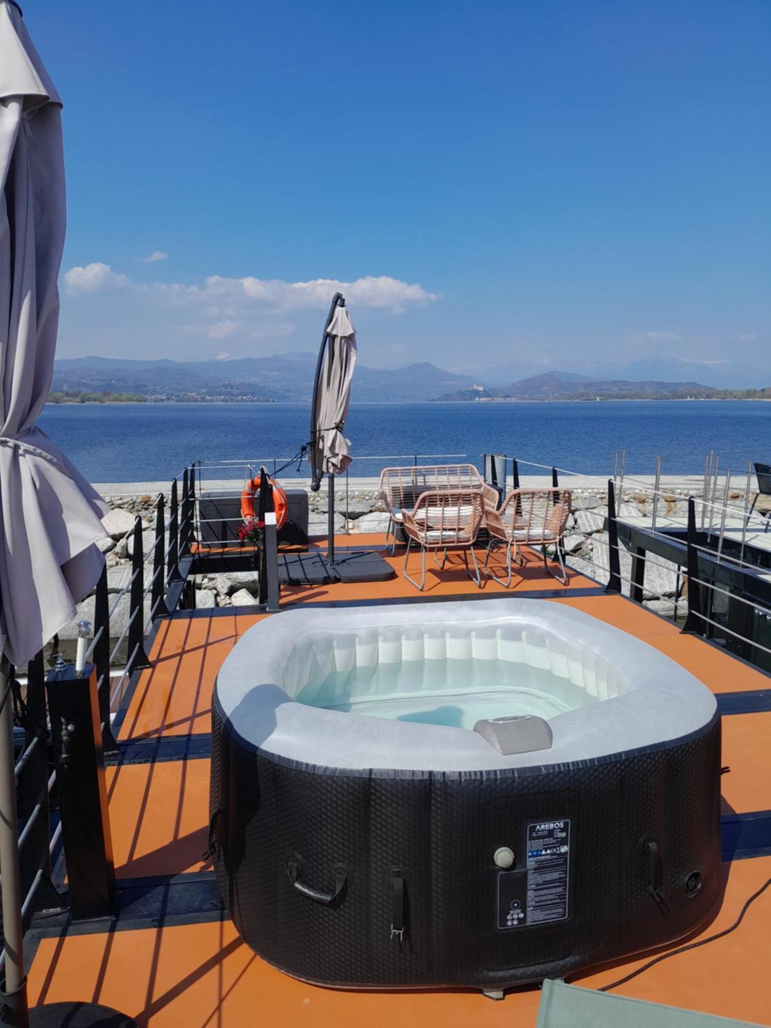 Floating Experience Black Pearl, Lago Maggiore Dormelletto Bagian luar foto