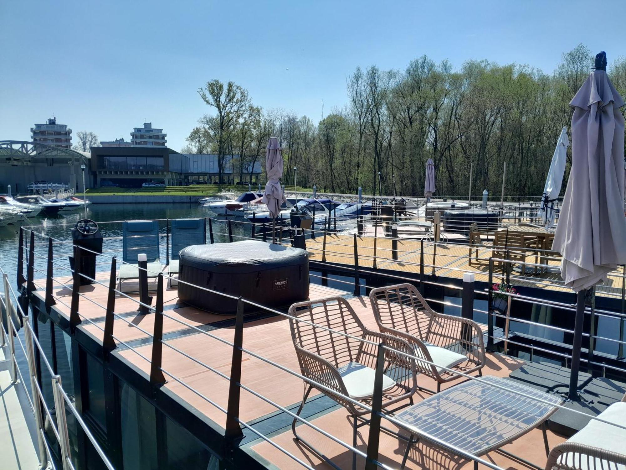 Floating Experience Black Pearl, Lago Maggiore Dormelletto Bagian luar foto