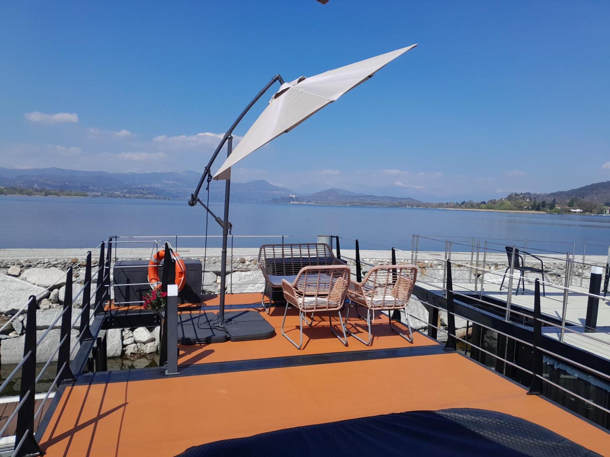 Floating Experience Black Pearl, Lago Maggiore Dormelletto Bagian luar foto
