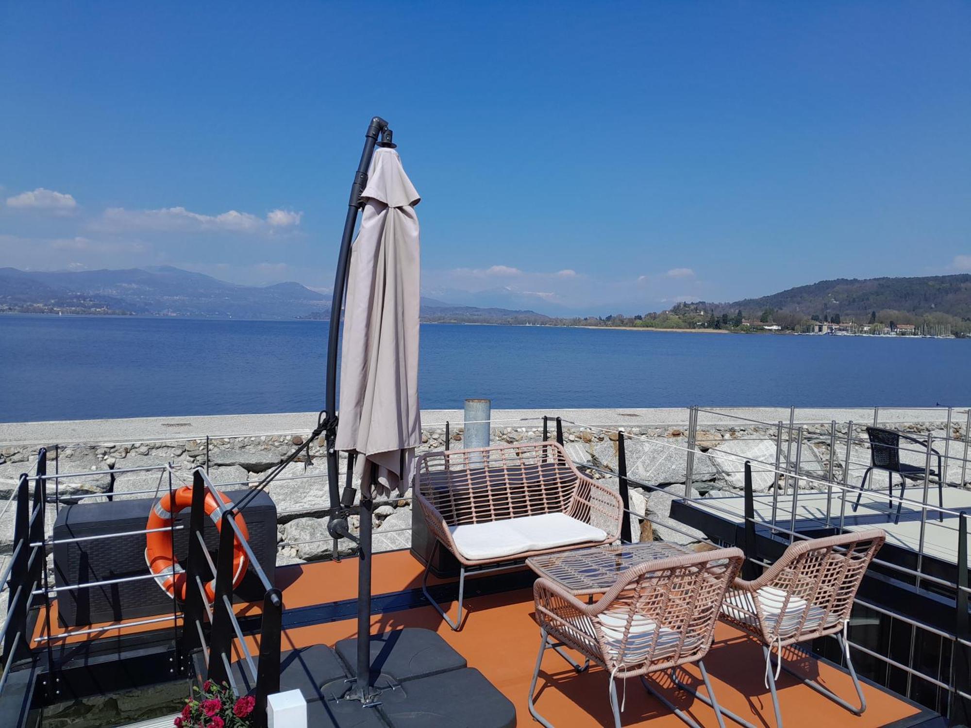 Floating Experience Black Pearl, Lago Maggiore Dormelletto Bagian luar foto