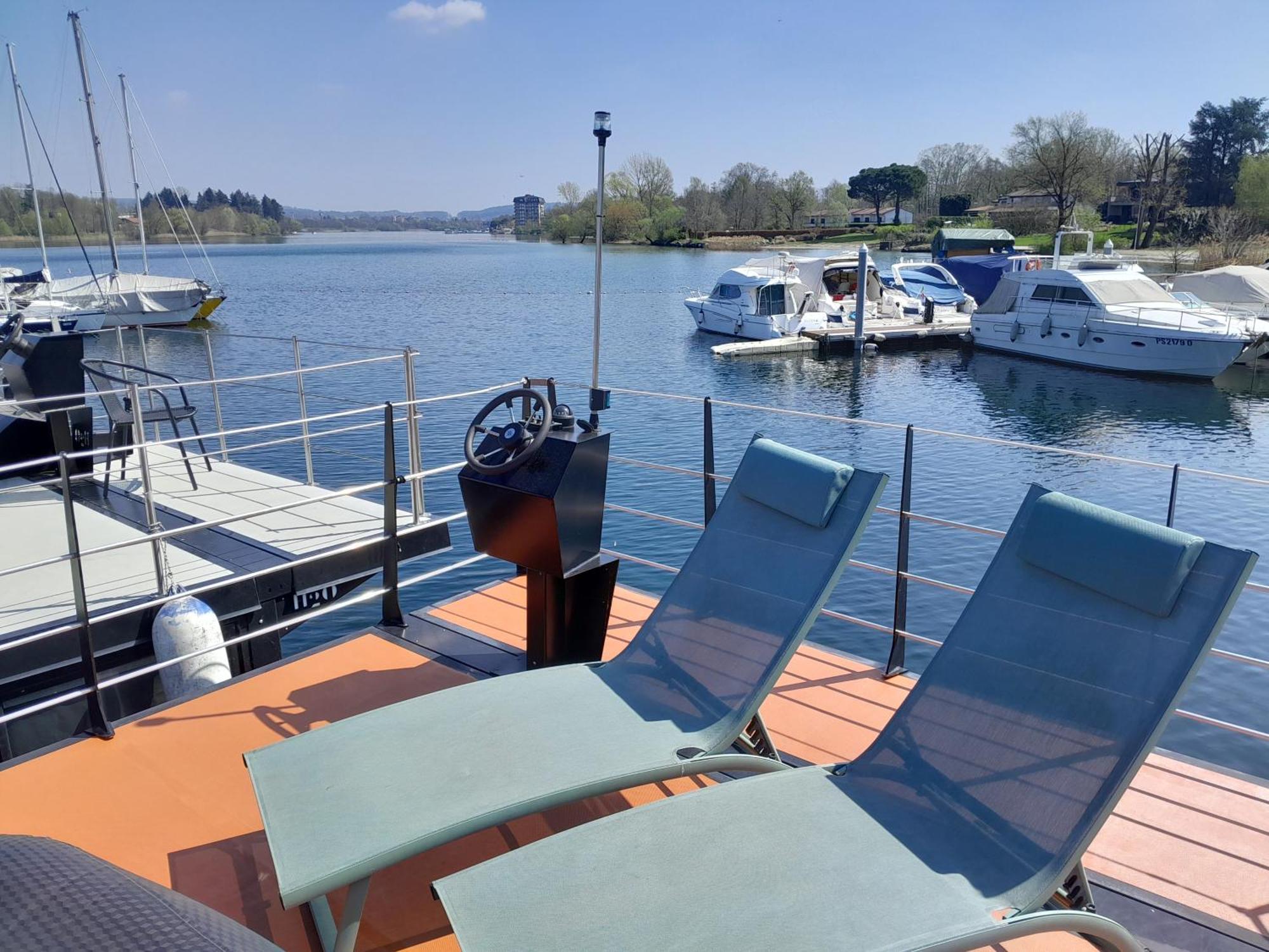 Floating Experience Black Pearl, Lago Maggiore Dormelletto Bagian luar foto