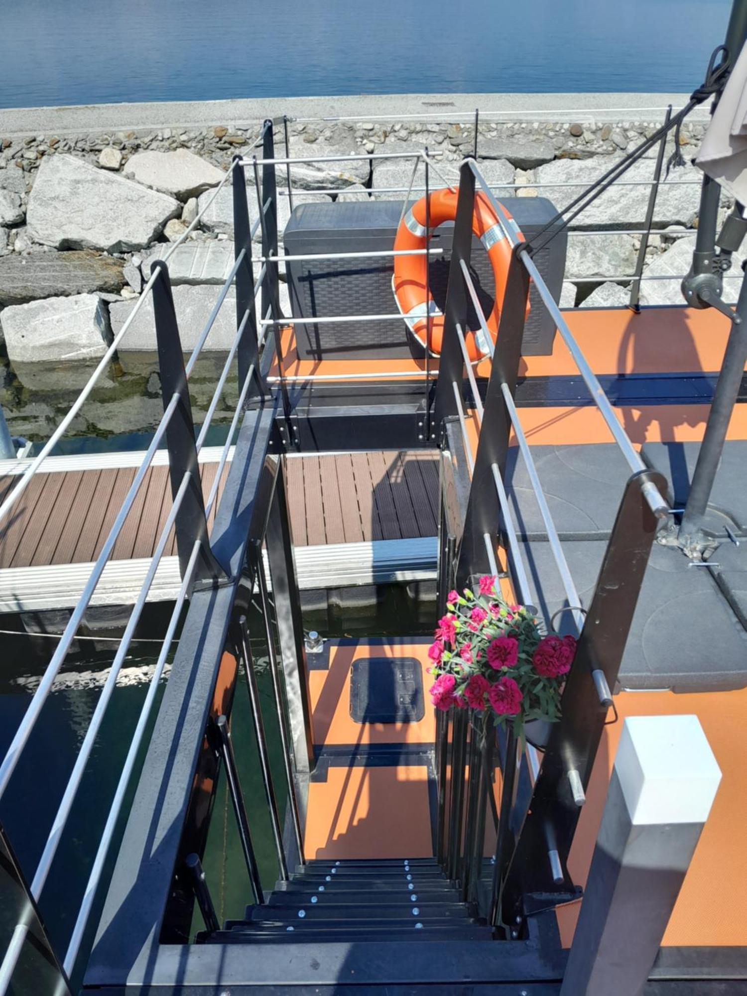 Floating Experience Black Pearl, Lago Maggiore Dormelletto Bagian luar foto