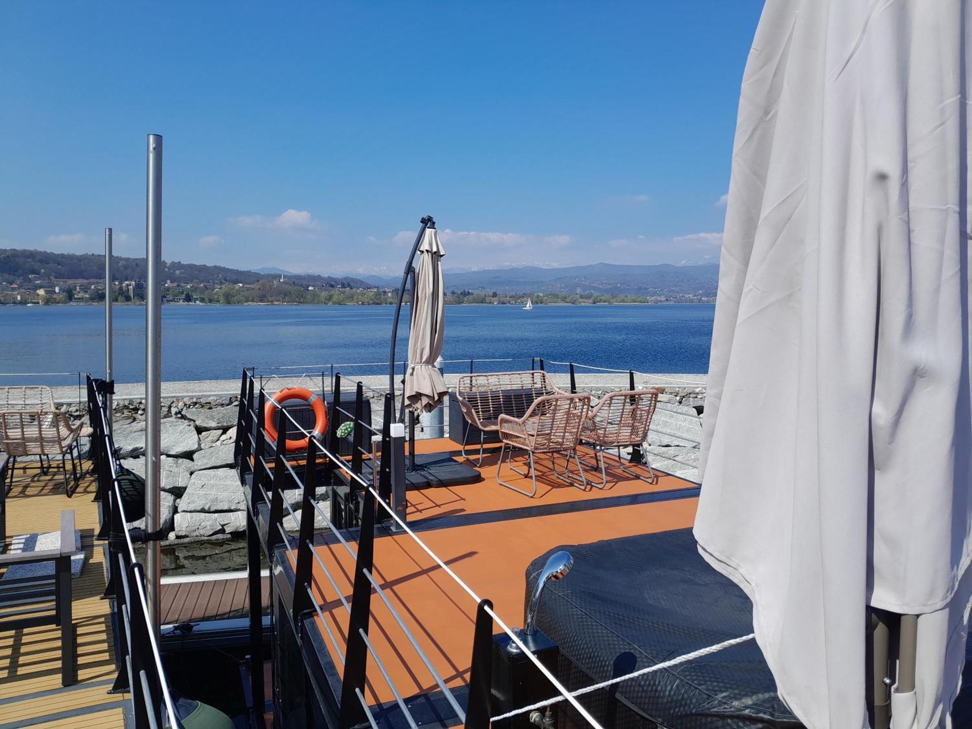 Floating Experience Black Pearl, Lago Maggiore Dormelletto Bagian luar foto