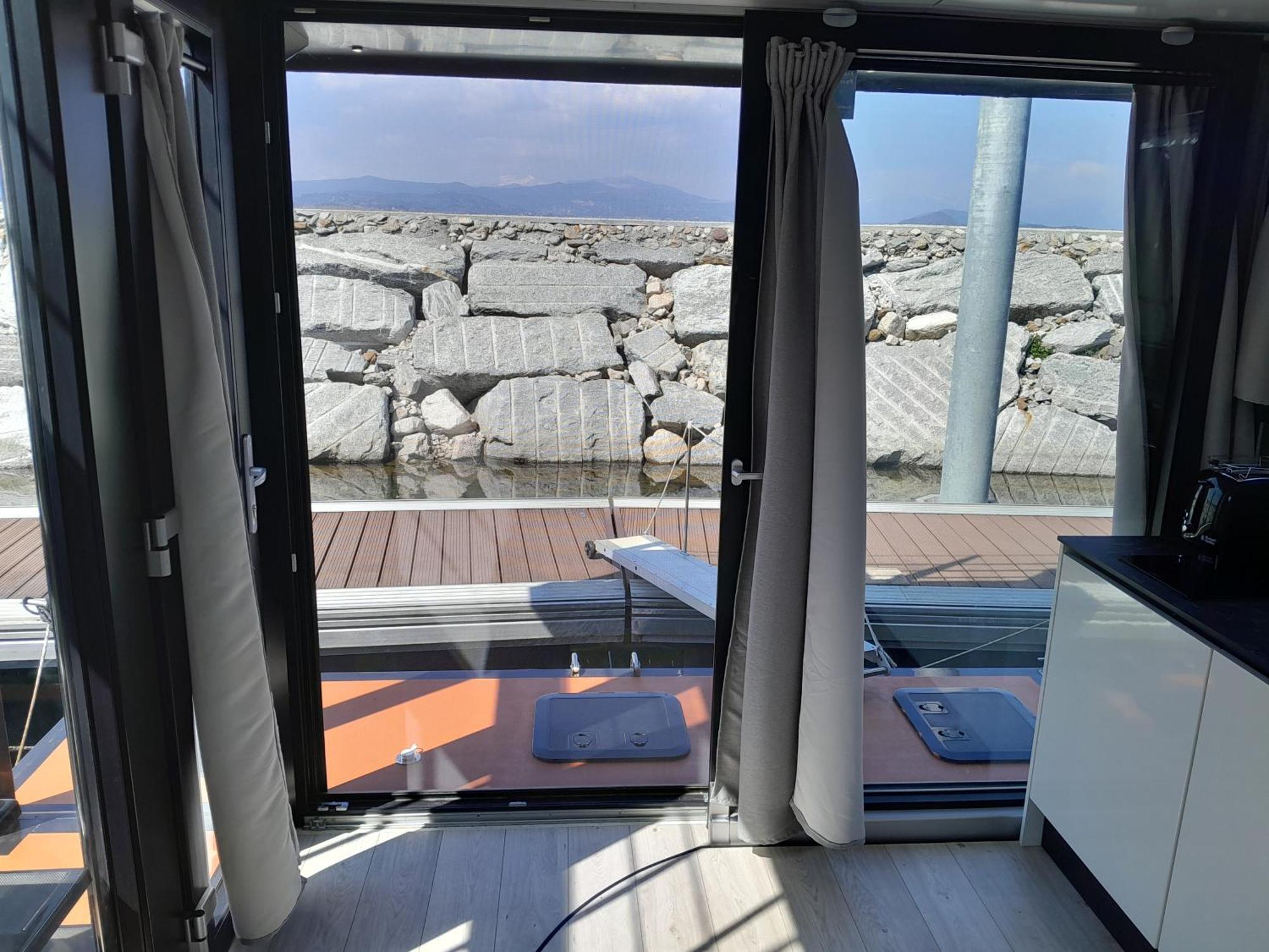 Floating Experience Black Pearl, Lago Maggiore Dormelletto Bagian luar foto