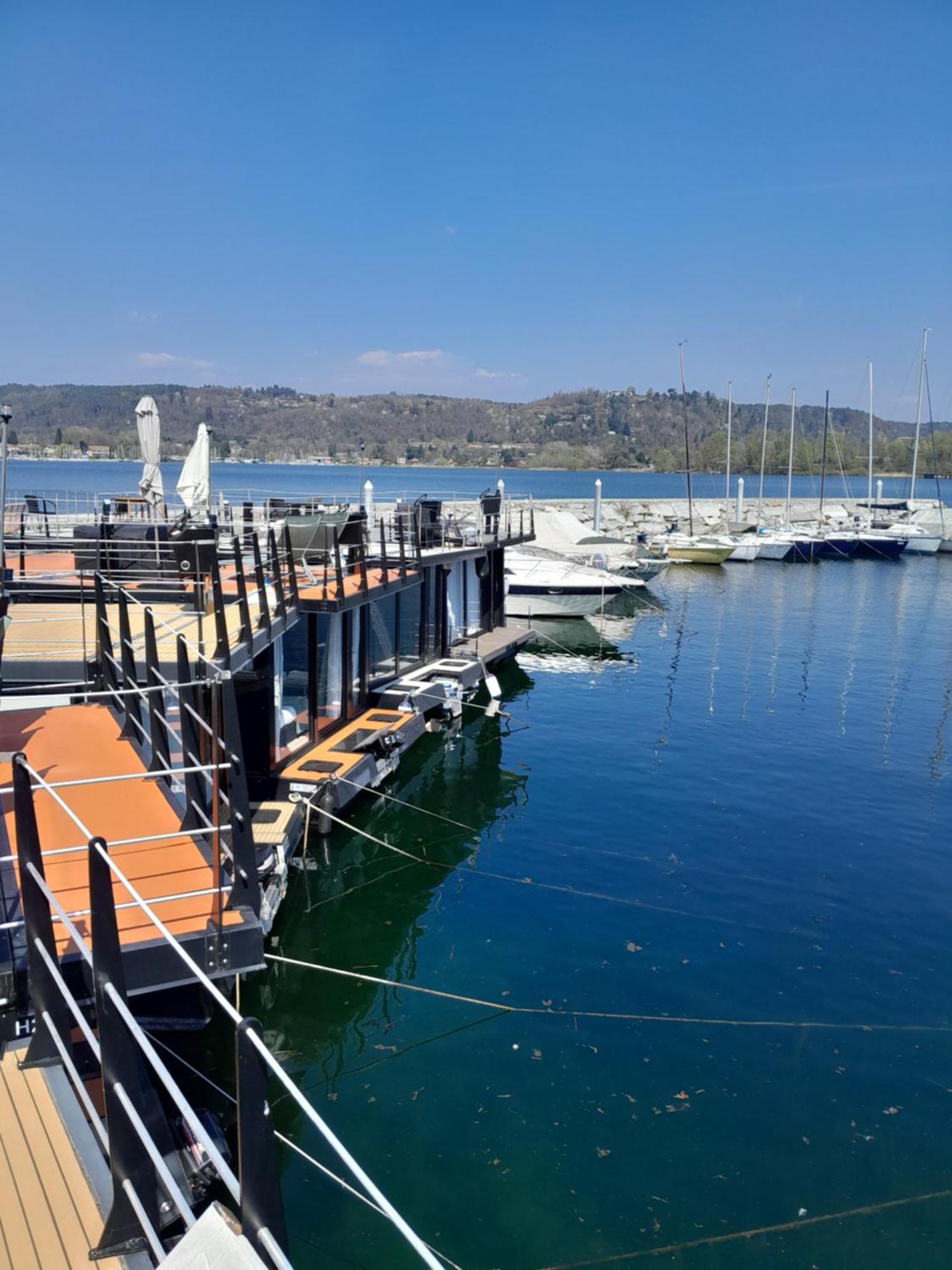 Floating Experience Black Pearl, Lago Maggiore Dormelletto Bagian luar foto