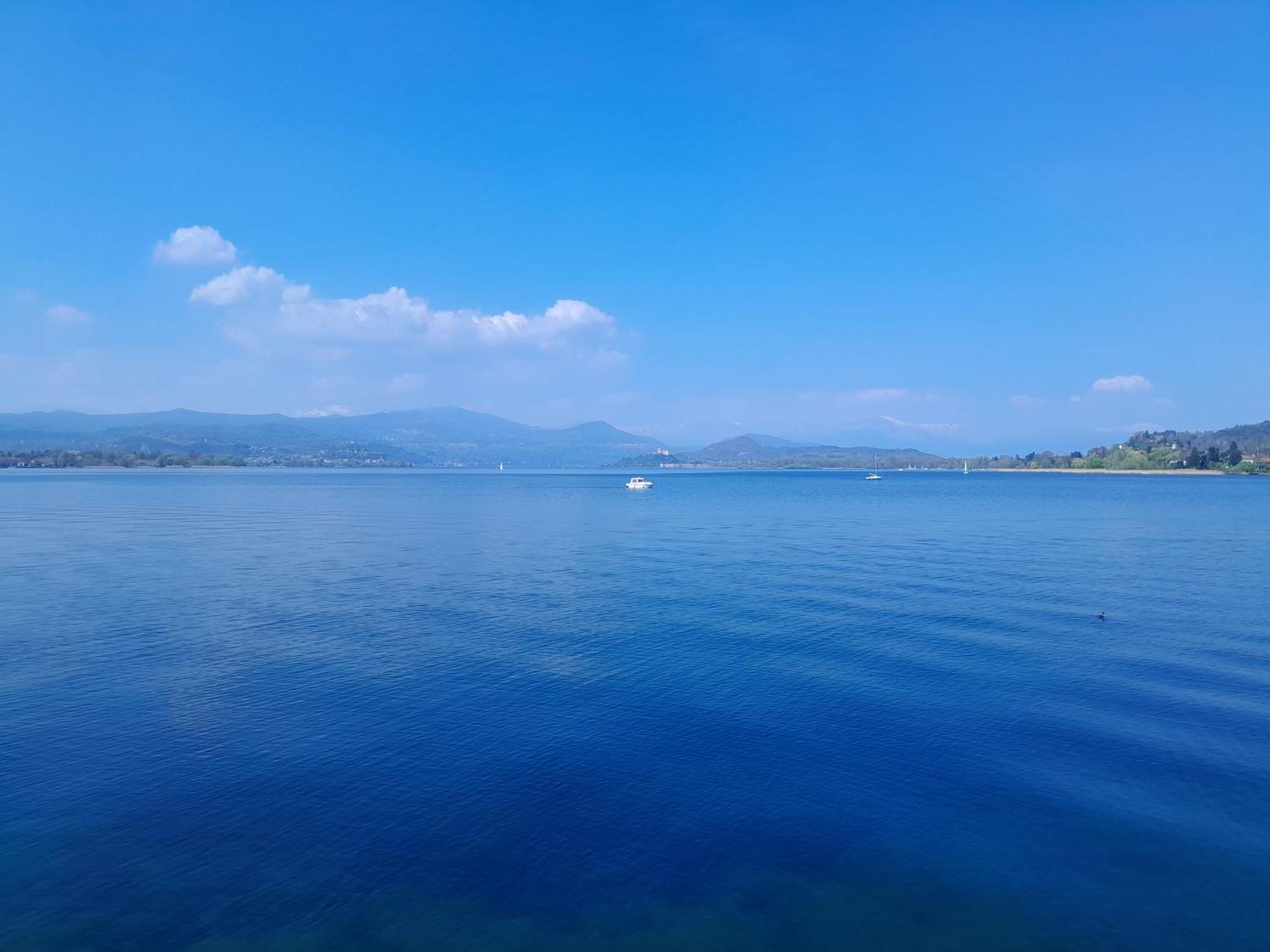 Floating Experience Black Pearl, Lago Maggiore Dormelletto Bagian luar foto
