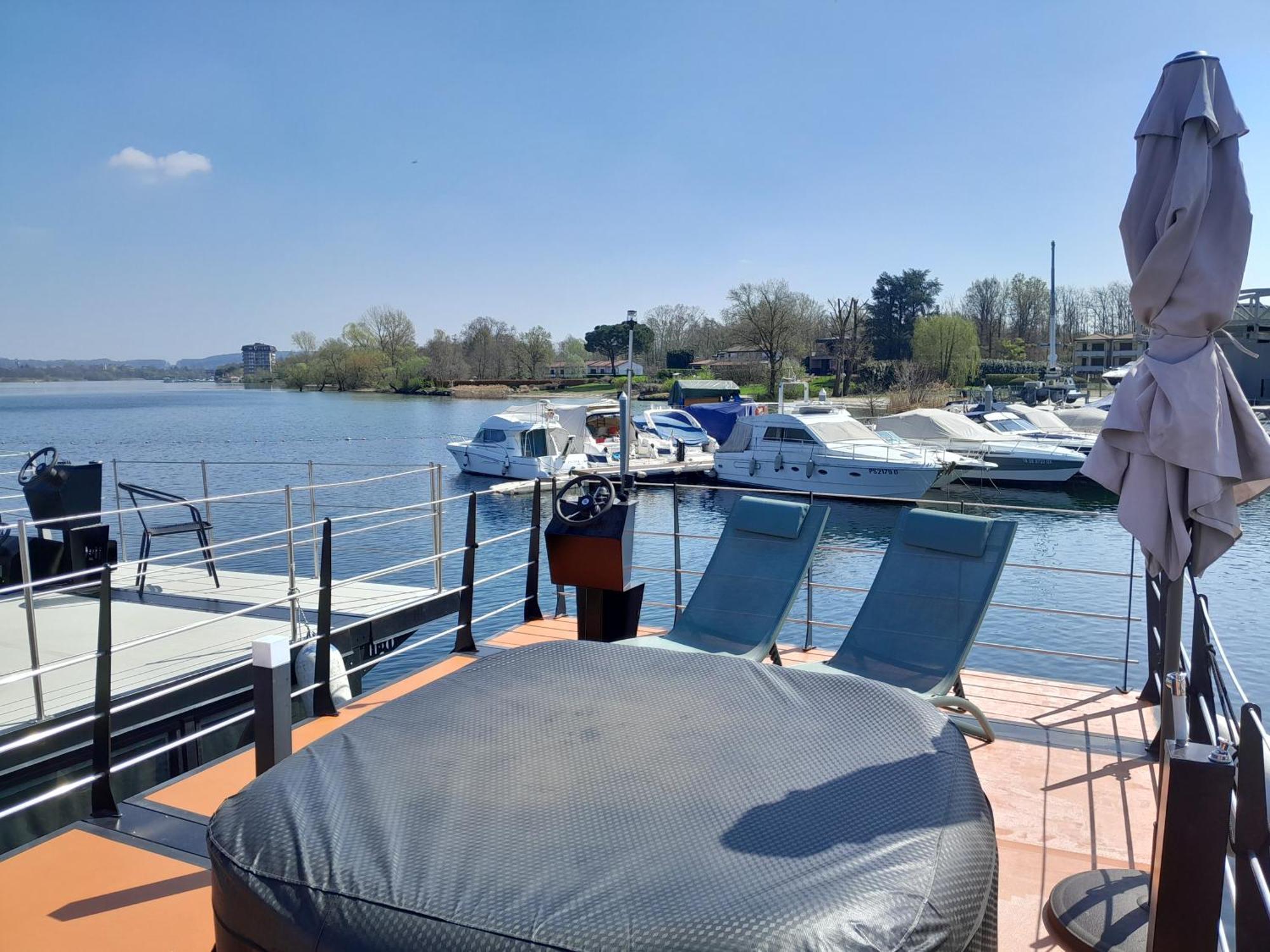 Floating Experience Black Pearl, Lago Maggiore Dormelletto Bagian luar foto