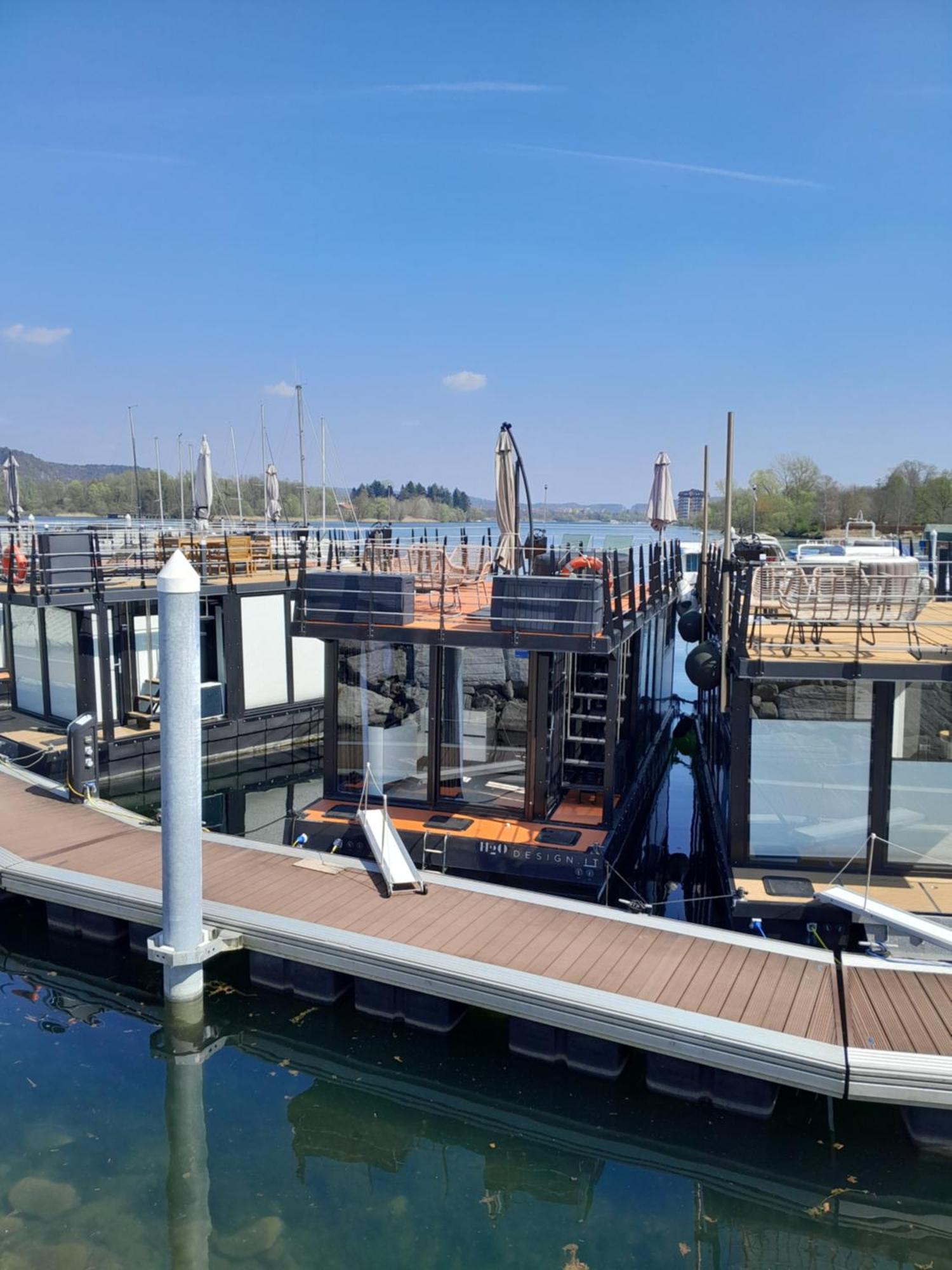 Floating Experience Black Pearl, Lago Maggiore Dormelletto Bagian luar foto