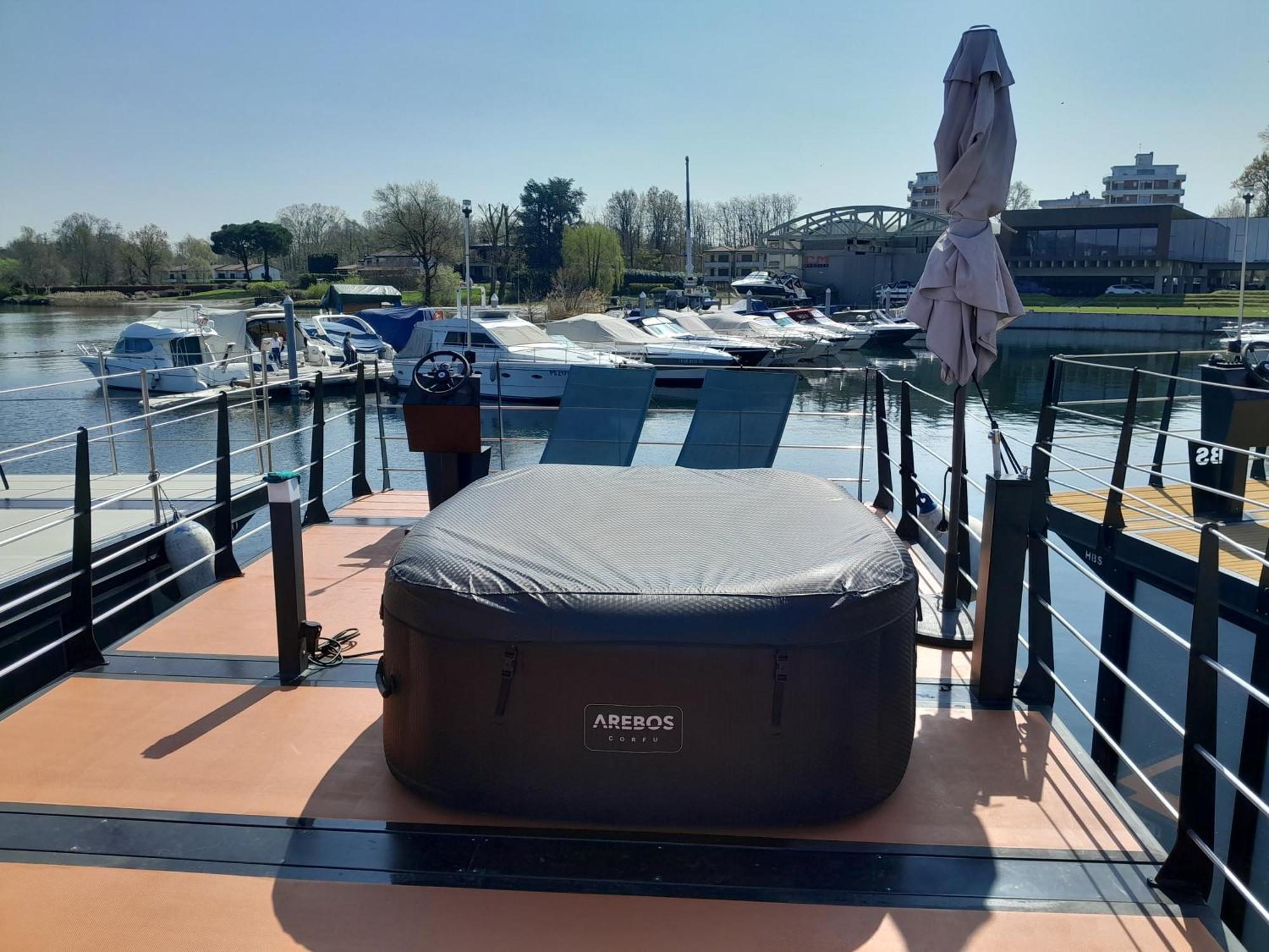 Floating Experience Black Pearl, Lago Maggiore Dormelletto Bagian luar foto