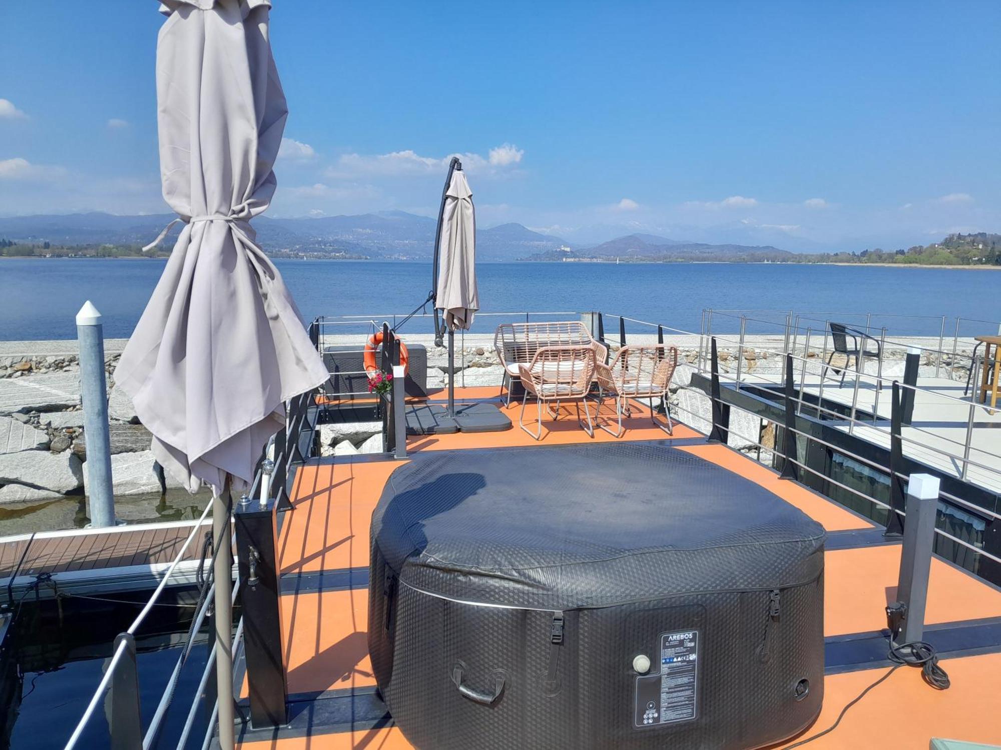 Floating Experience Black Pearl, Lago Maggiore Dormelletto Bagian luar foto