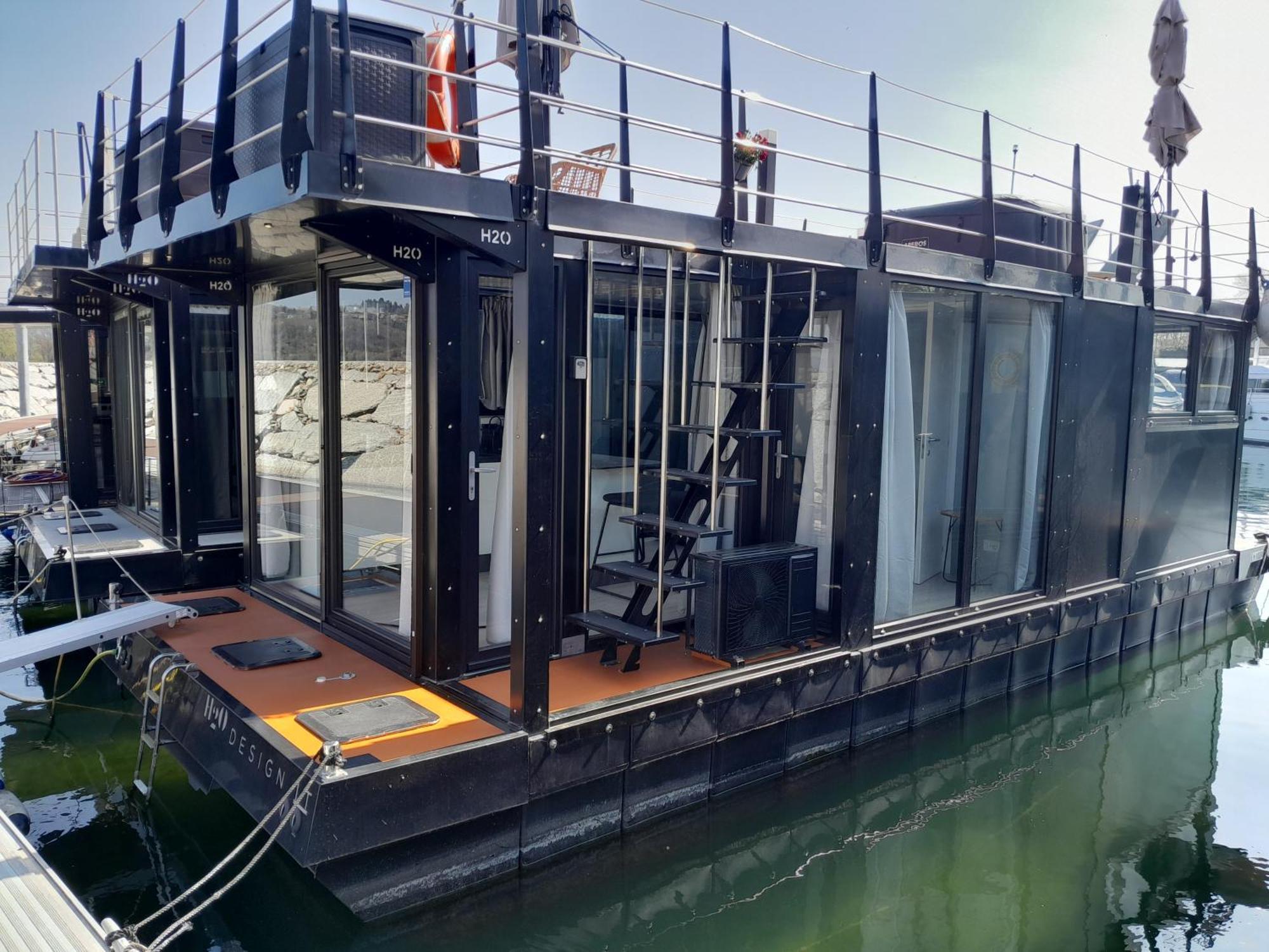 Floating Experience Black Pearl, Lago Maggiore Dormelletto Bagian luar foto